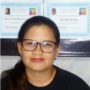 Profesora de artes para niños y niñas de 9 a 12 años